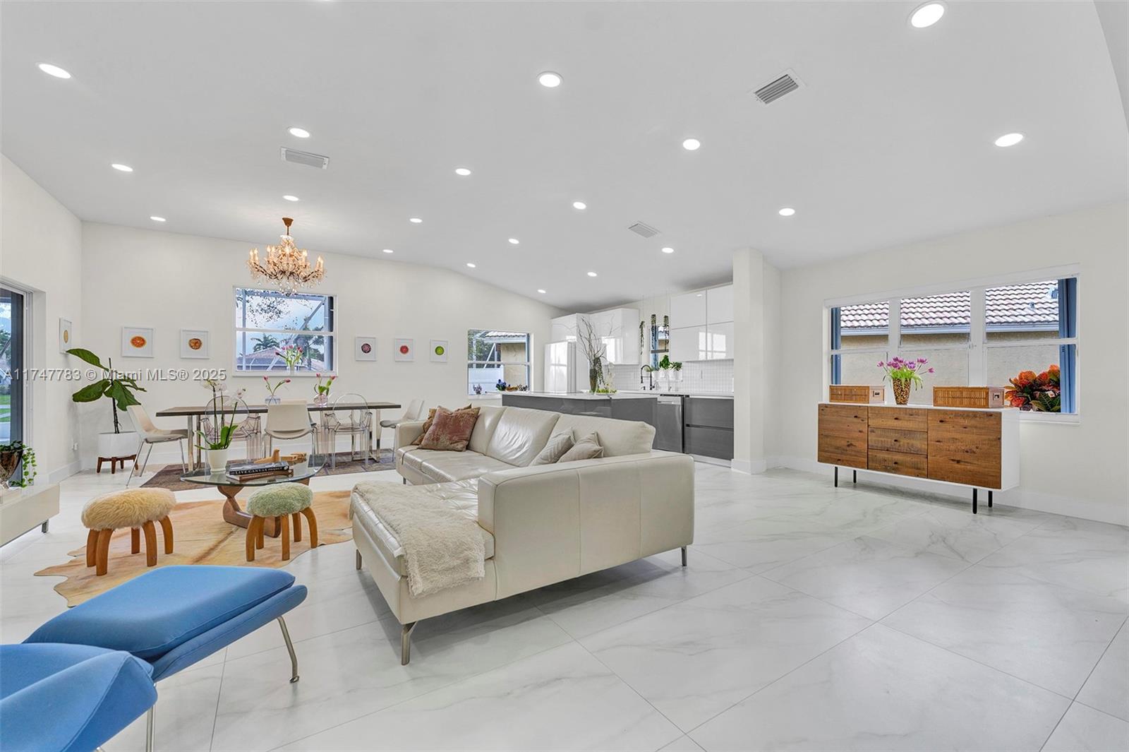 HAMPTON LAKES - Residential