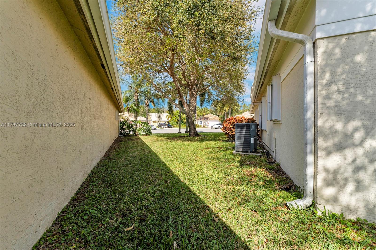 HAMPTON LAKES - Residential
