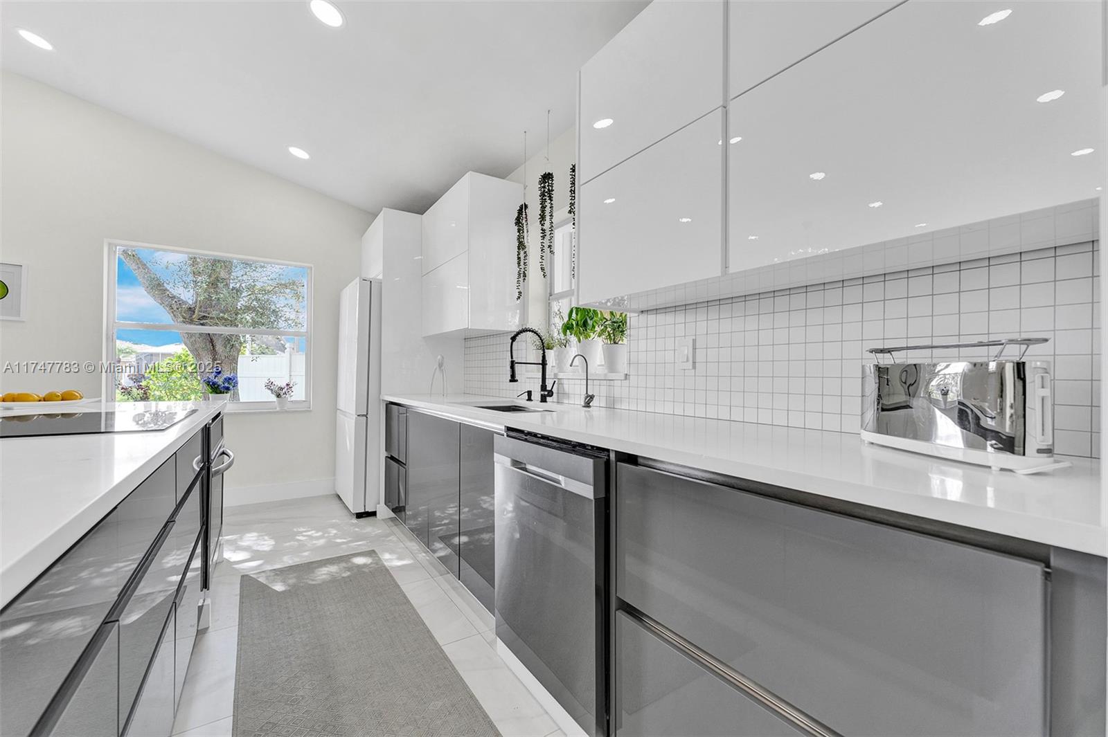 HAMPTON LAKES - Residential