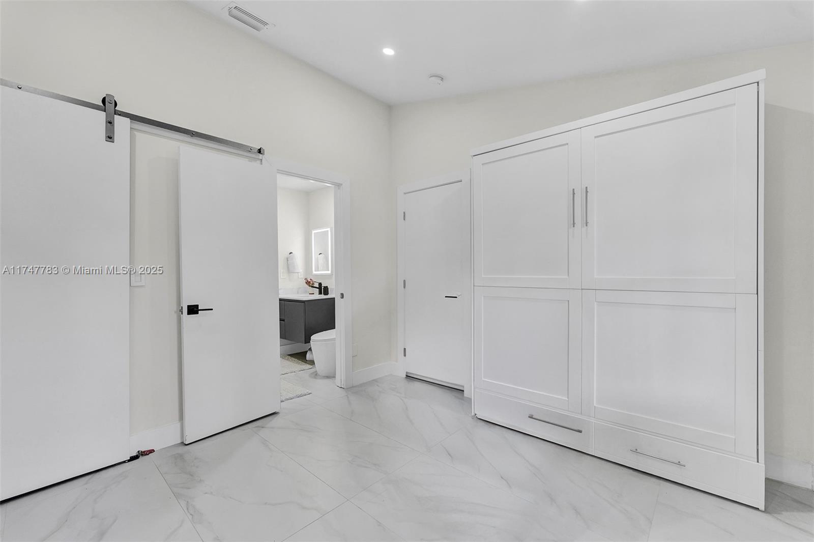 HAMPTON LAKES - Residential