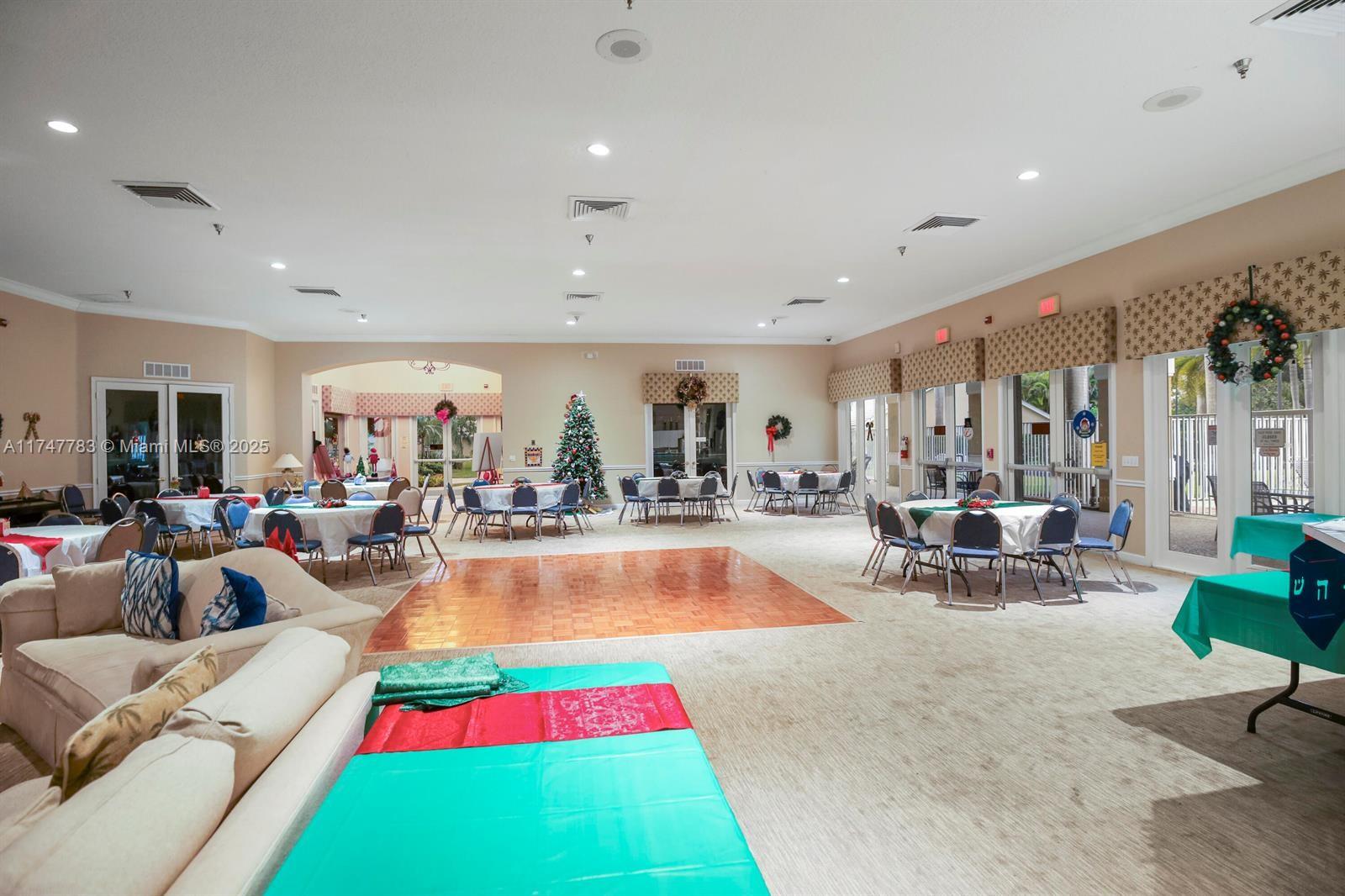 HAMPTON LAKES - Residential