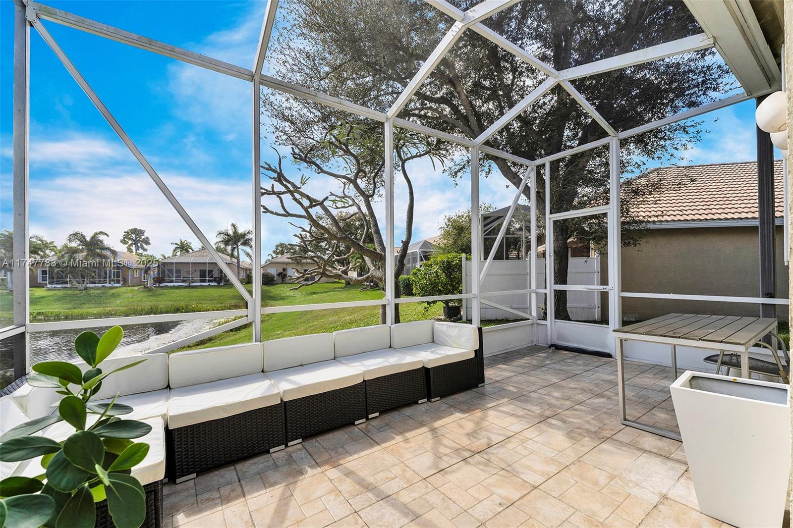 HAMPTON LAKES - Residential