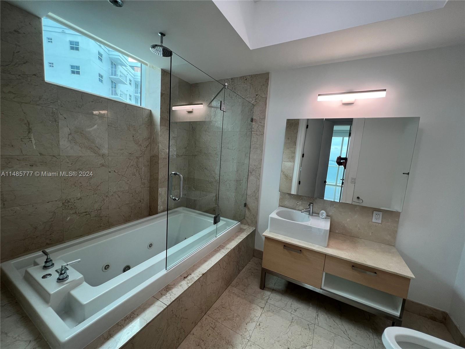 THE EMERALD AT BRICKELL - Residential