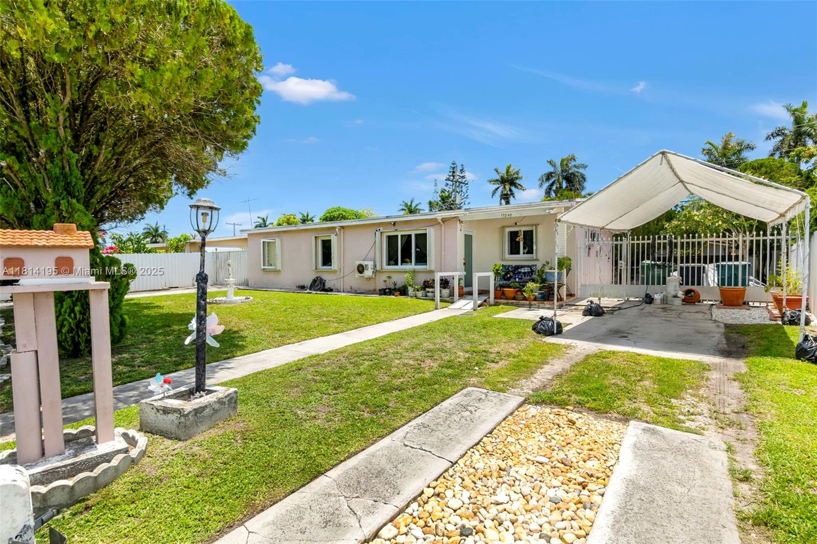 11240 Sw 47th St, Miami, Broward County, Florida - 4 Bedrooms  
2 Bathrooms - 
