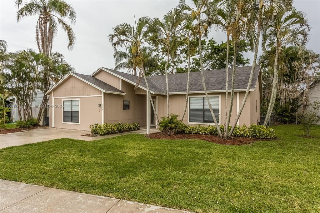 Photo of 134 Timberline Dr, Jupiter, FL 33458 (MLS # A11638615)