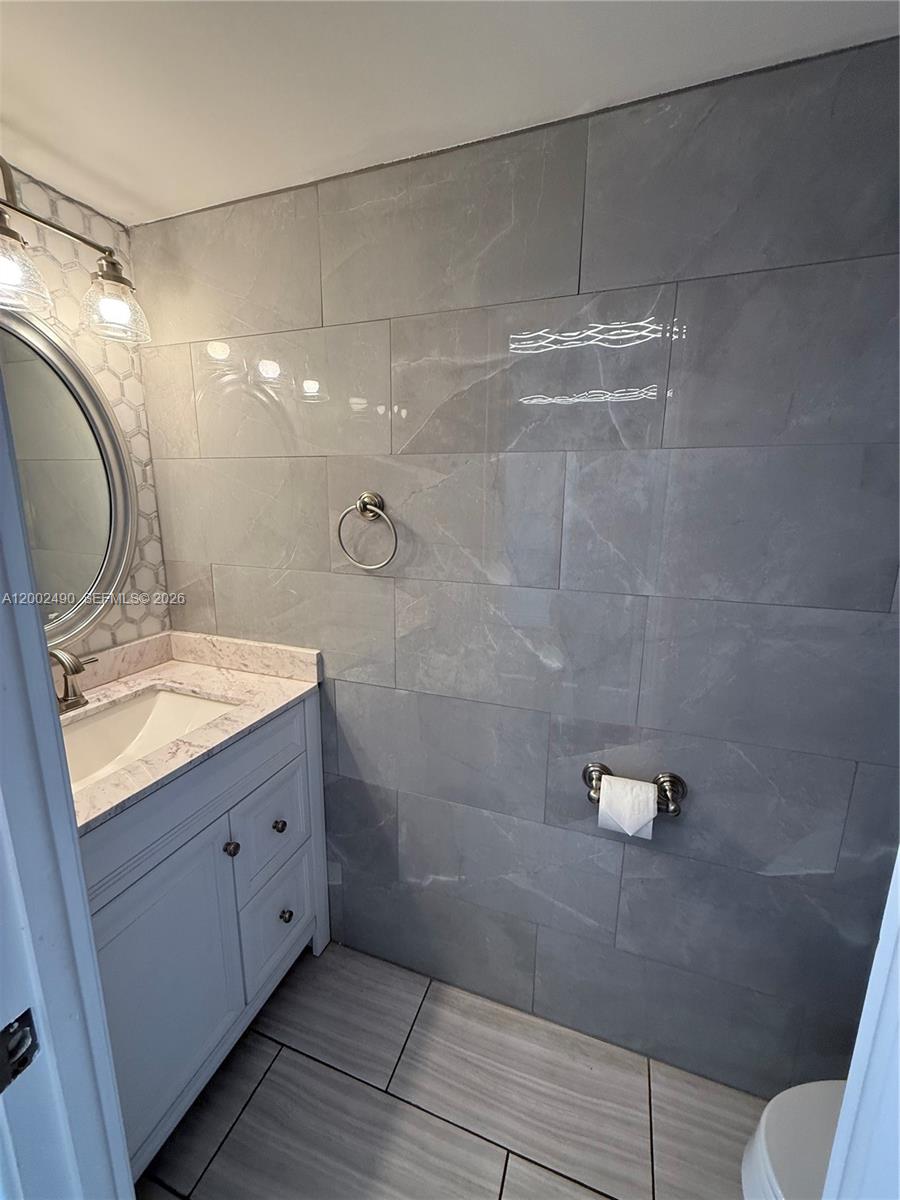 TOWNHOUSES OF VENETIAN - Residential Lease