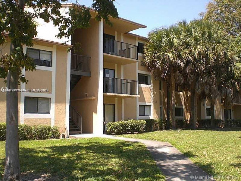 GREAT UNIT FOR RENT WITH WATER VIEW. NICE CONDO IN THE HEART OF PEMBROKE PINES. THE PALMS OFFERS RESORT STYLE AMENITIES WITH TROPICAL LANDSCAPING, LUSH GARDENS, COMMUNITY POOL AND MUCH MORE. THIS ONE BEDROOM ONE BATHROOM UNIT IS OVERLOOKING A NICE CANAL. UNIT IN GOOD CONDITION, SPACIOUS LIVING SPACE, WASHER/DRYER IN THE UNIT