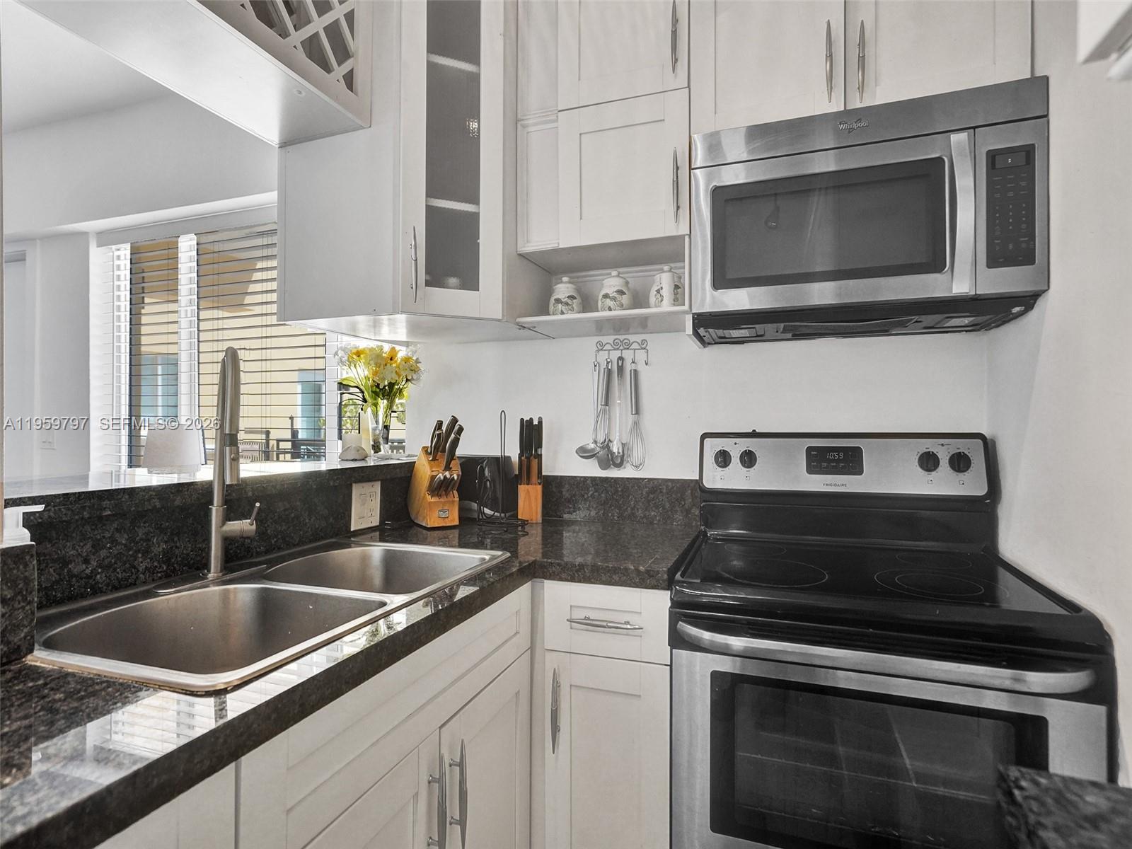 LA PLAYA CONDOMINIUM - Residential