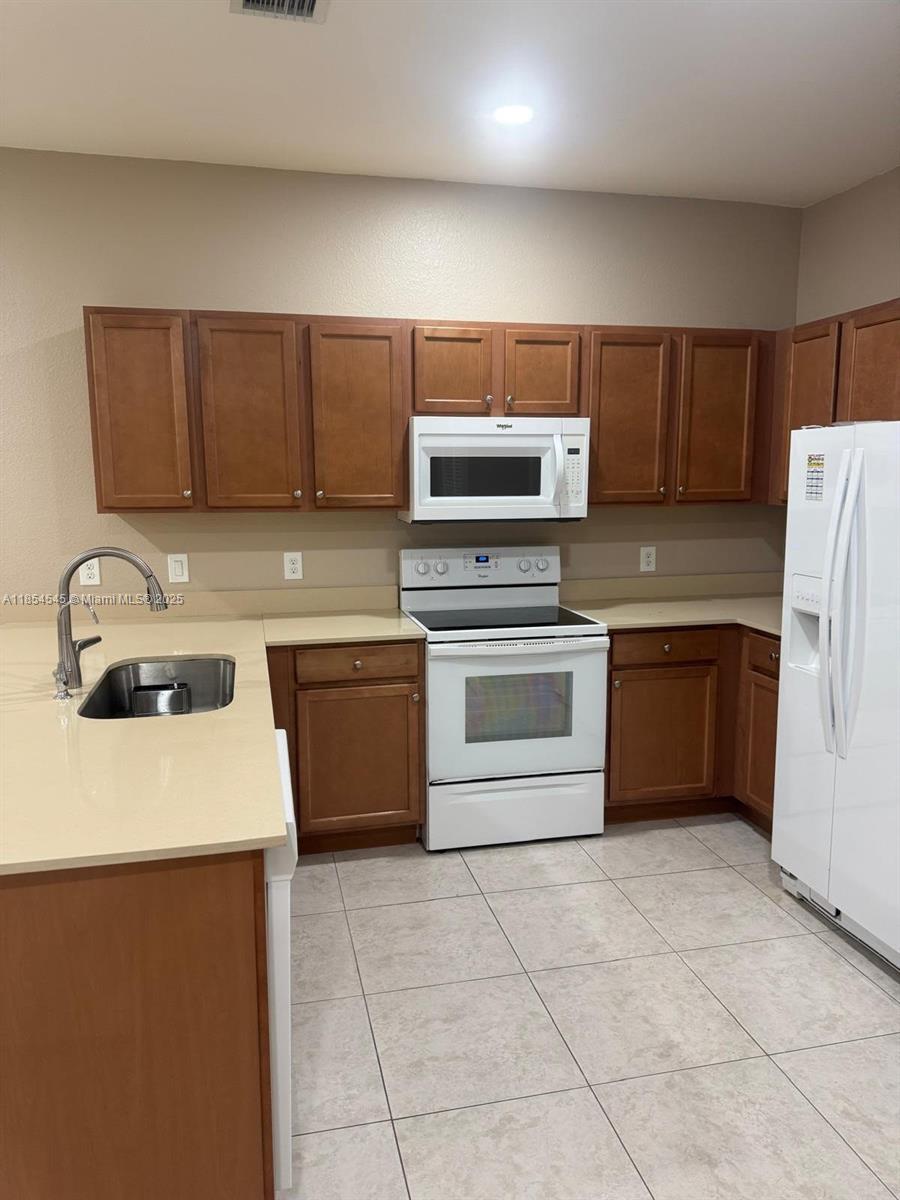 BEAUTIFUL CONDO FOR RENT WITH ALL APPLIANCES, WASHER AND DRYER IN UNIT.