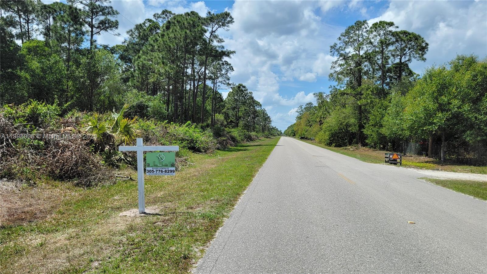 Empty Land in Montura Ranch, In the Street, fast access, Also available next land in the corner. Call for more information. The sale is subjet to the joint purchase of the next Lot (442 avenida del Sur) for a total of $90,000