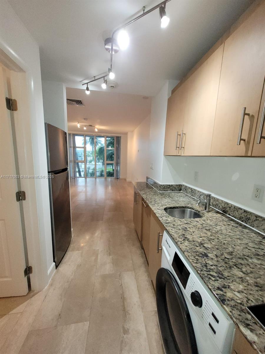 10275 Collins Ave 111