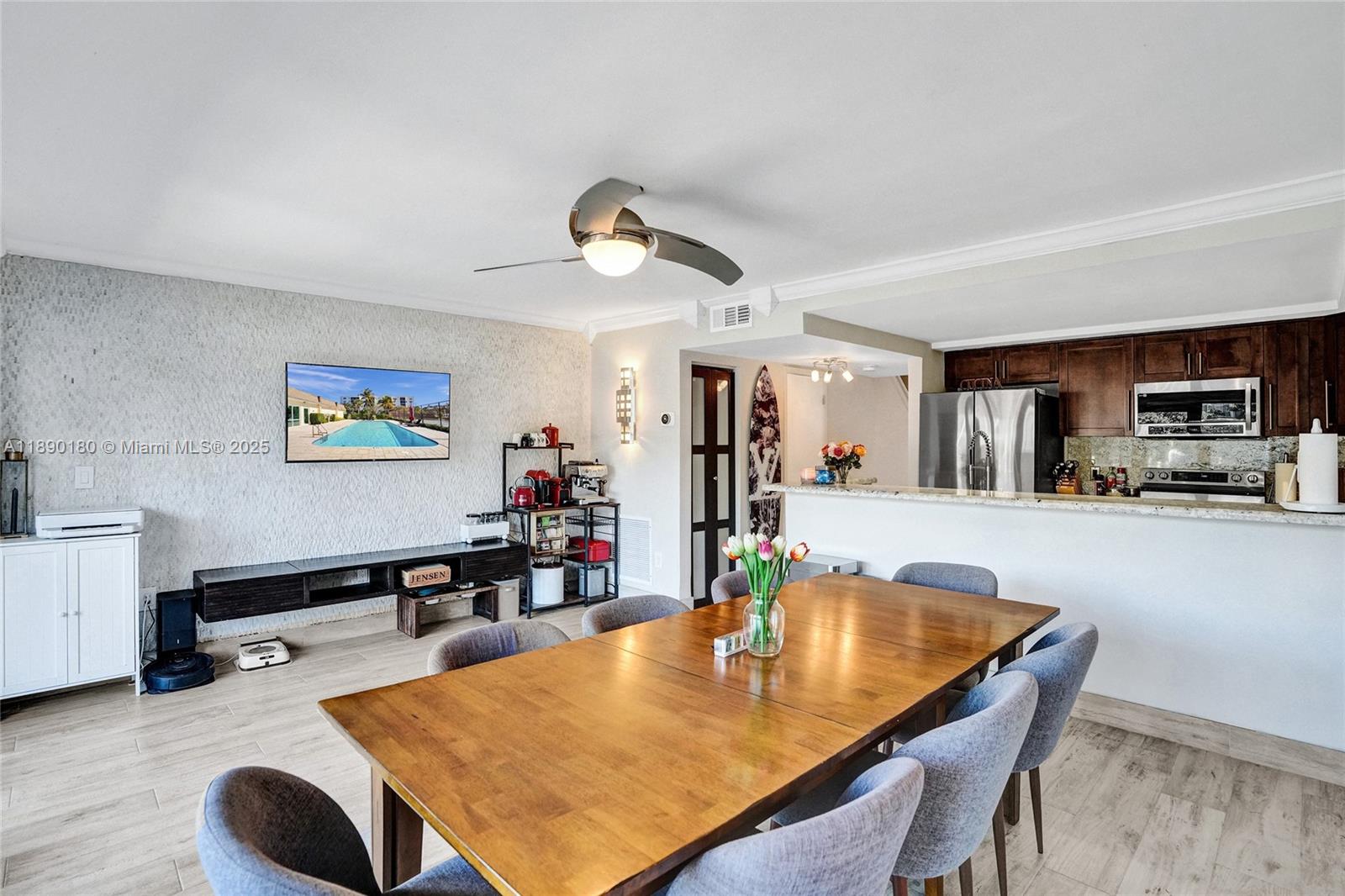 LEEWARD POINT - Residential