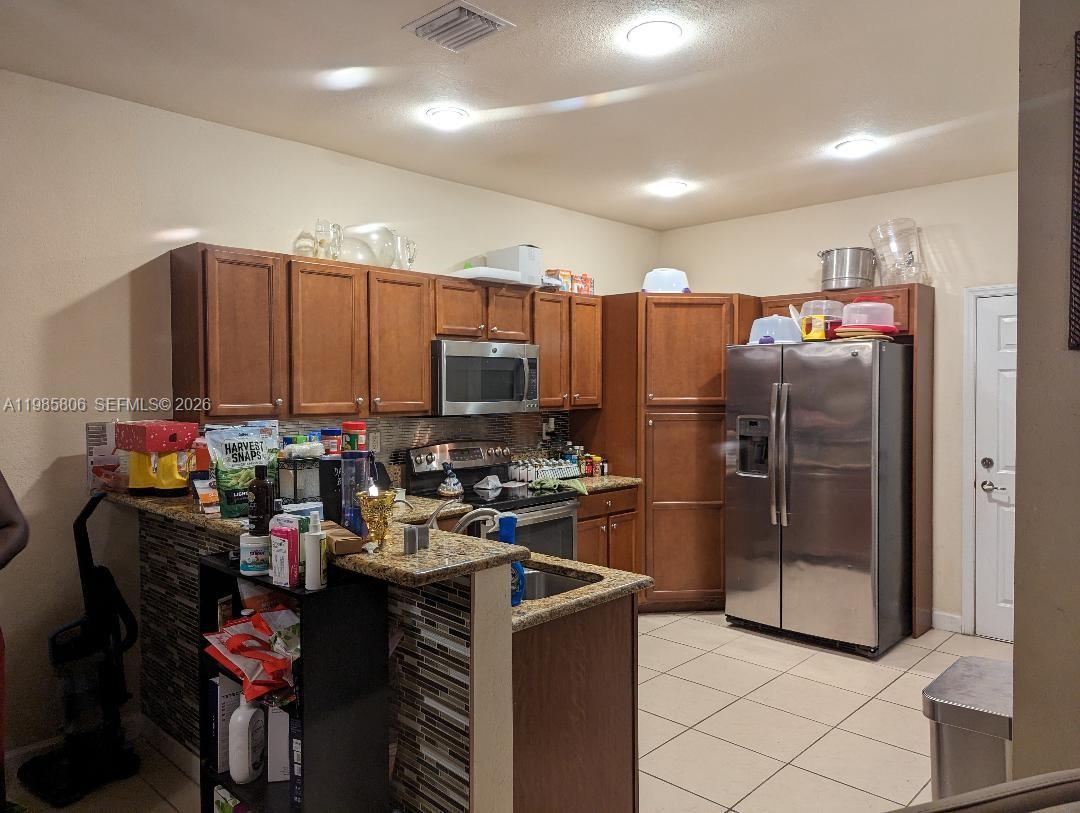 KENDALL COMMONS TOWNHOMES - Residential Lease