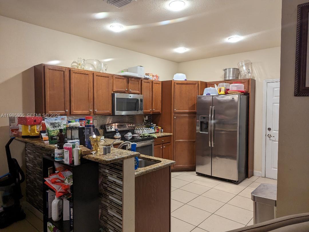 KENDALL COMMONS TOWNHOMES - Residential Lease