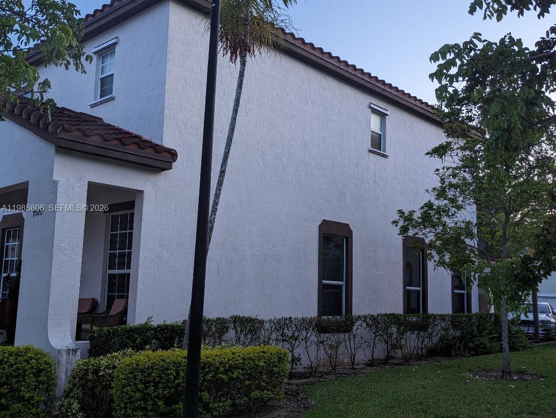 KENDALL COMMONS TOWNHOMES - Residential Lease