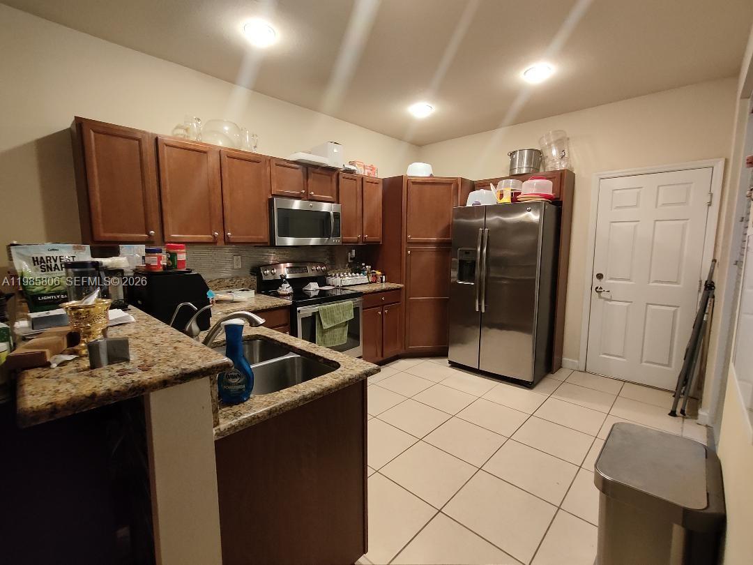 KENDALL COMMONS TOWNHOMES - Residential Lease