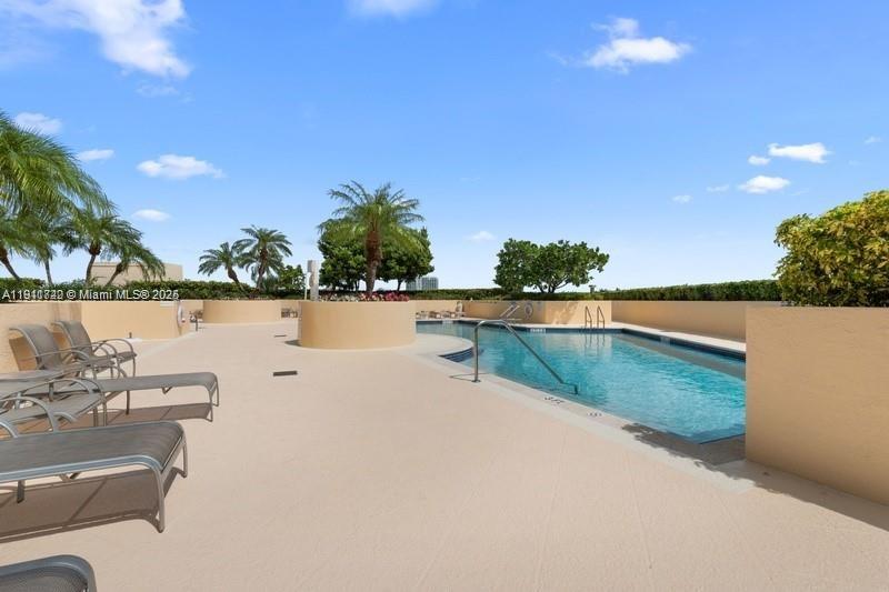 THE METROPOLITAN CONDO - Residential