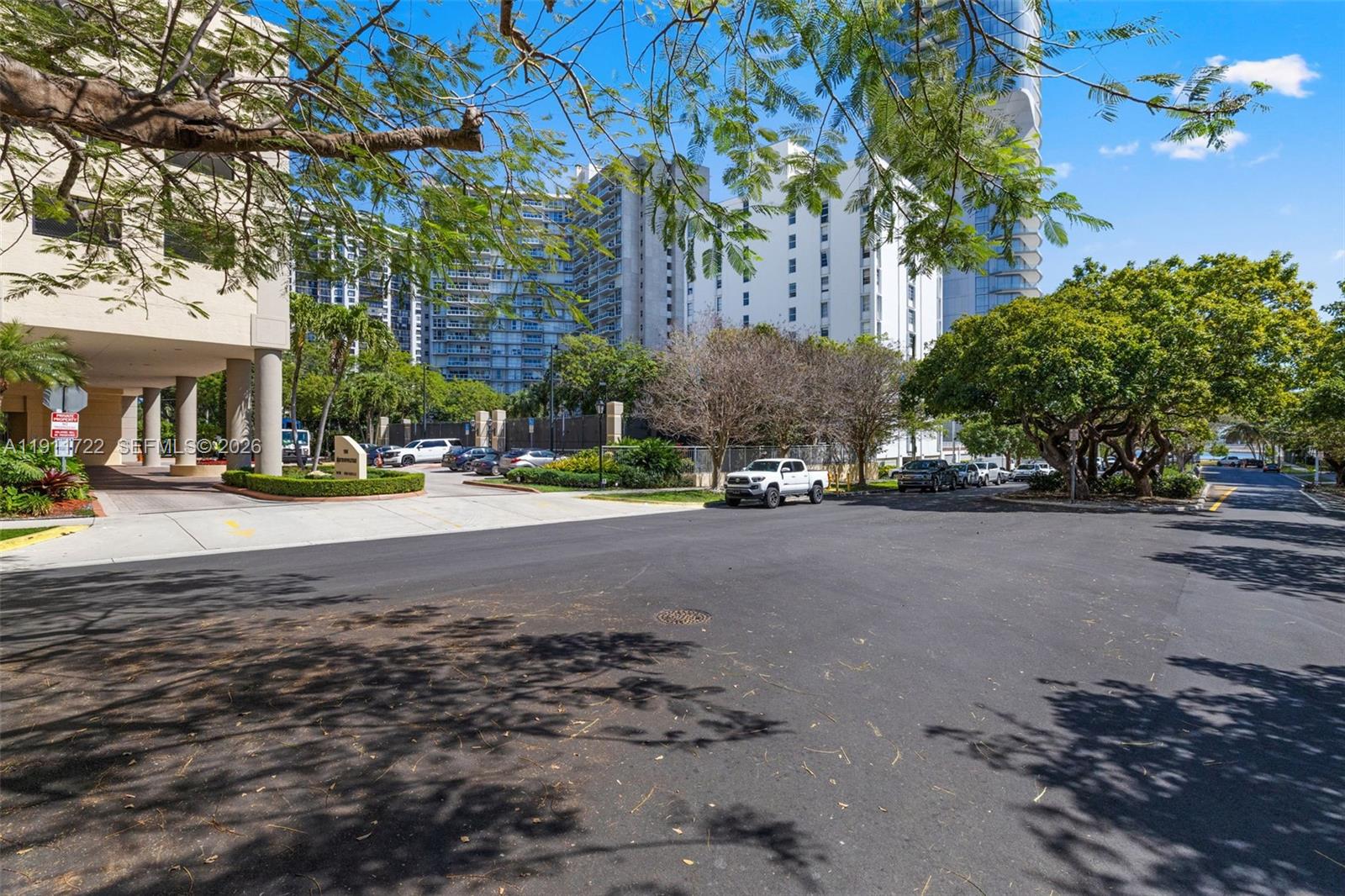 THE METROPOLITAN CONDO - Residential