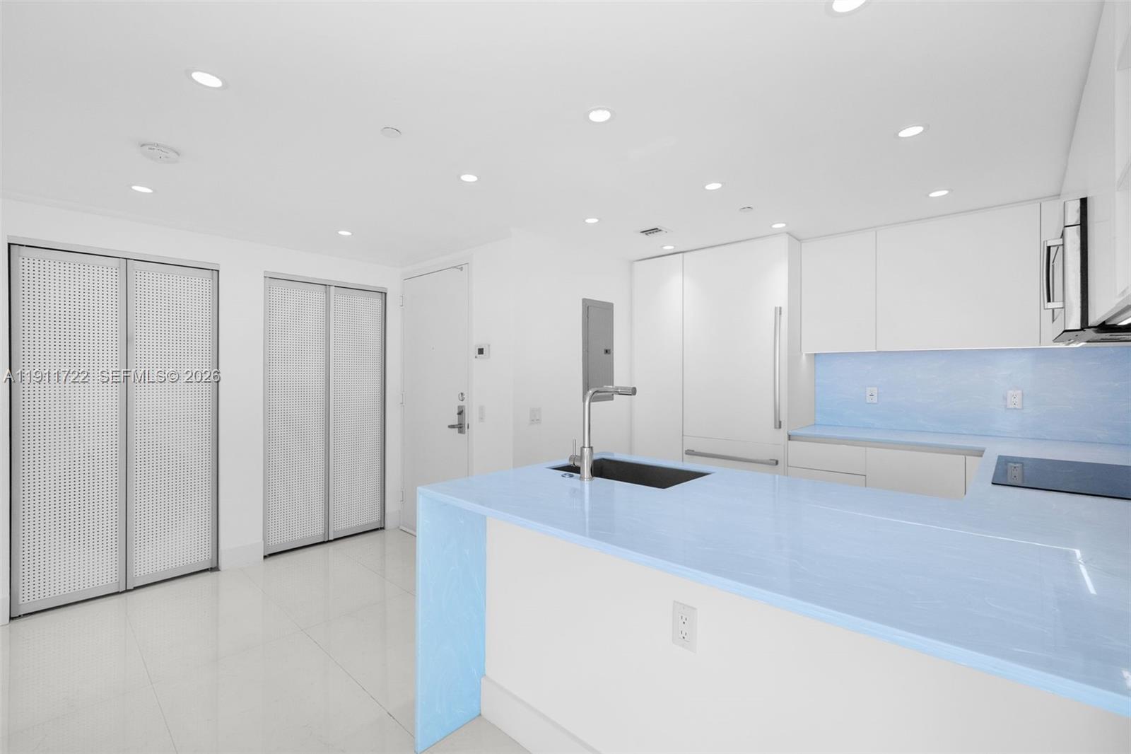 THE METROPOLITAN CONDO - Residential