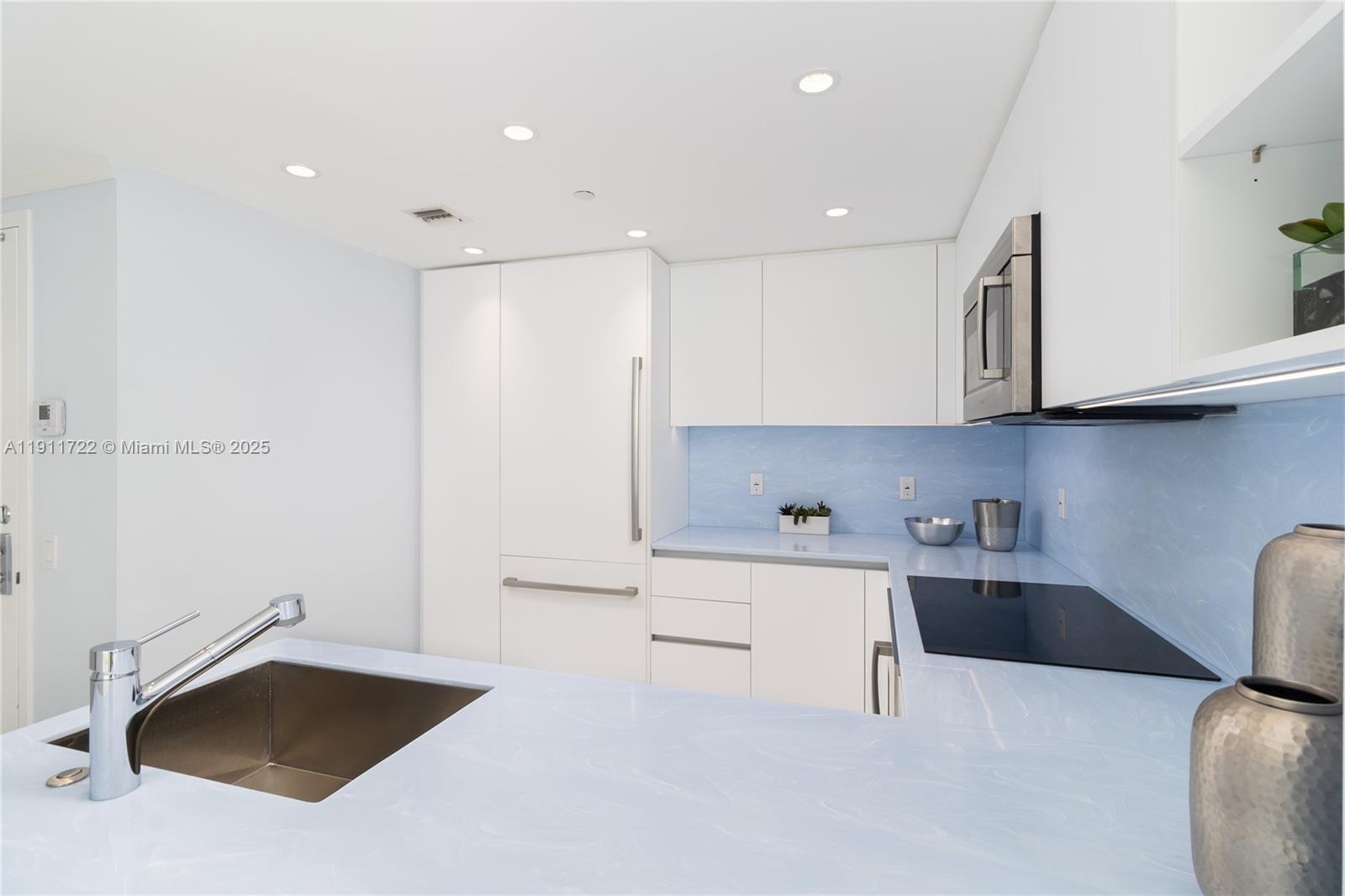 THE METROPOLITAN CONDO - Residential