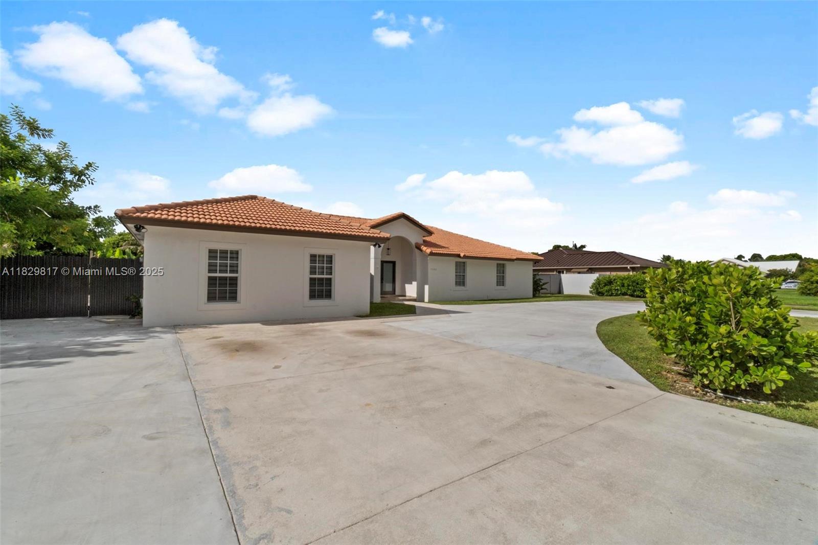 Independent apartment with 2 bedrooms and 2 bathrooms, featuring its own kitchen, private patio, separate entrance, and independent A/C system. Move-in ready and located in a very quiet neighborhood in the Homestead area.