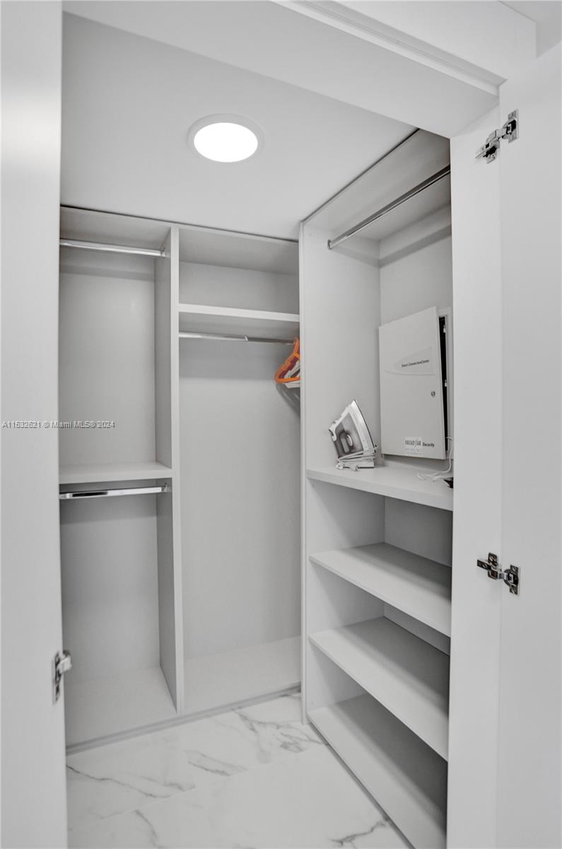 LA PERLA CONDO - Residential Lease