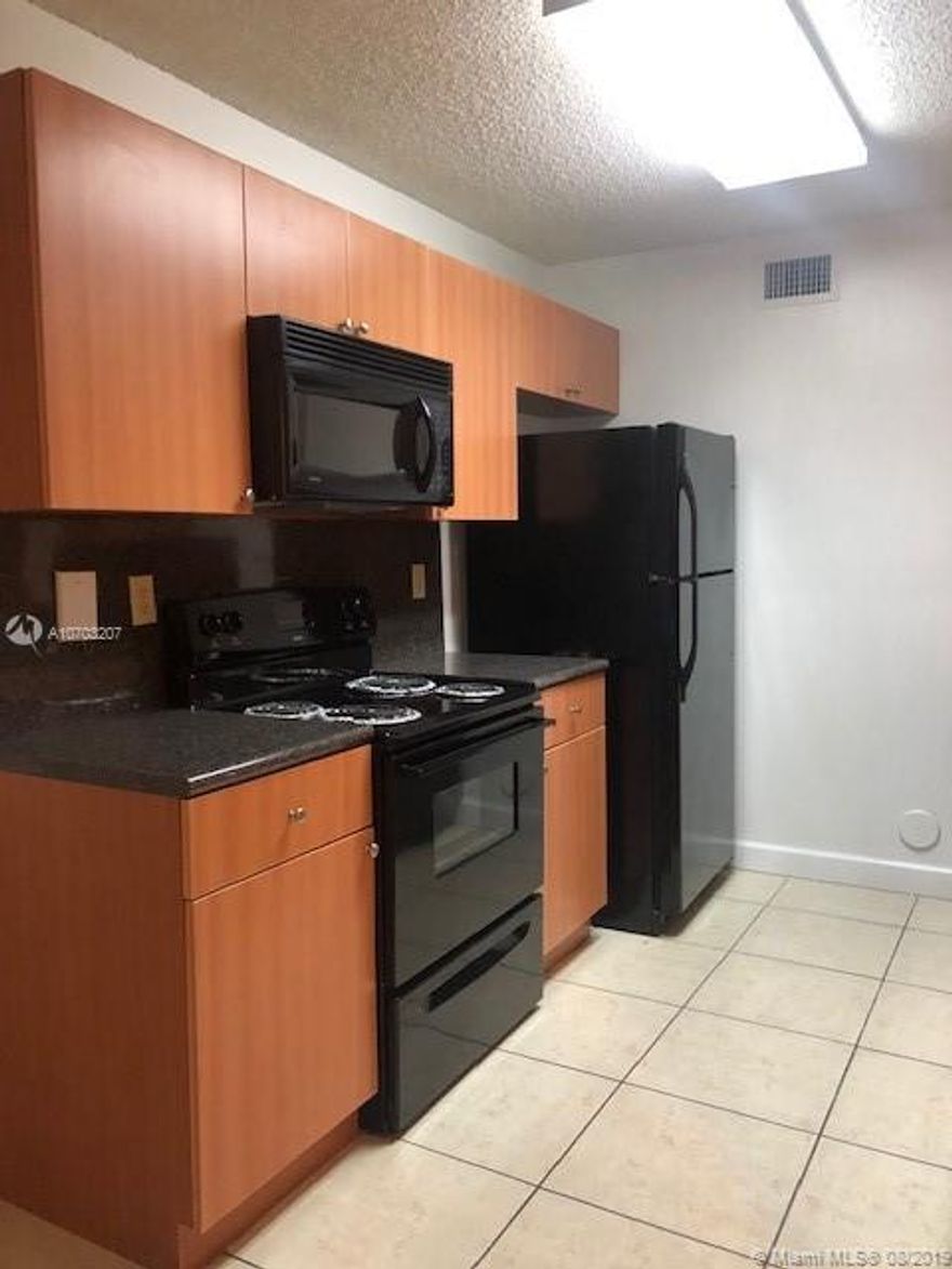 BEAUTIFUL & COZY TOWNHOME APARTMENT IN DORAL.