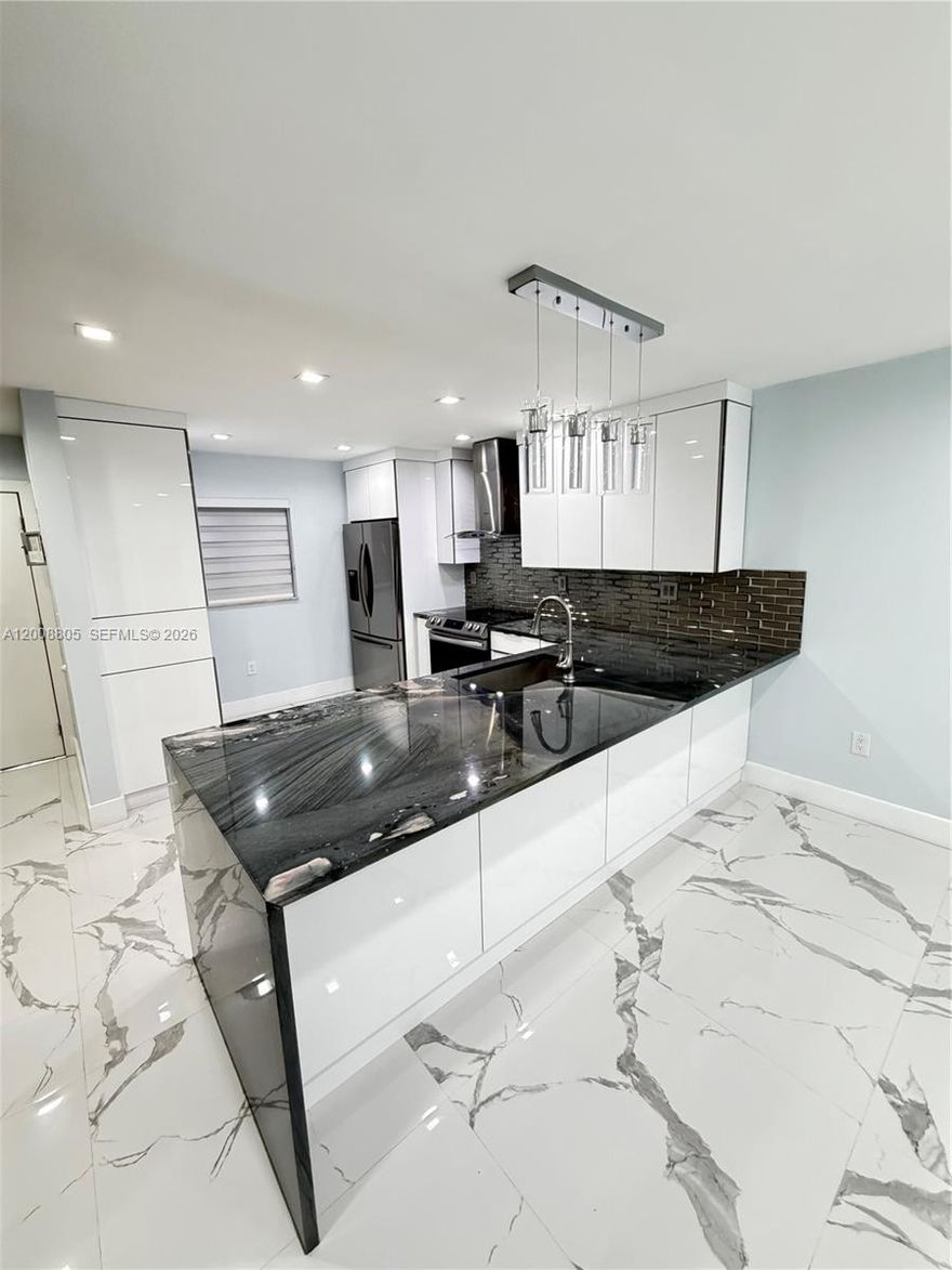 Luxury home fully remodeled, 2 bedrooms & 1 1/2 bathrooms: zebra blinds, custom closet, LED lighting throughout the ceiling, and an open-concept kitchen. It includes a wine cooler, brand-new washer and dryer, and high-end finishes. Move-in ready, it’s a unique opportunity for those seeking the best.