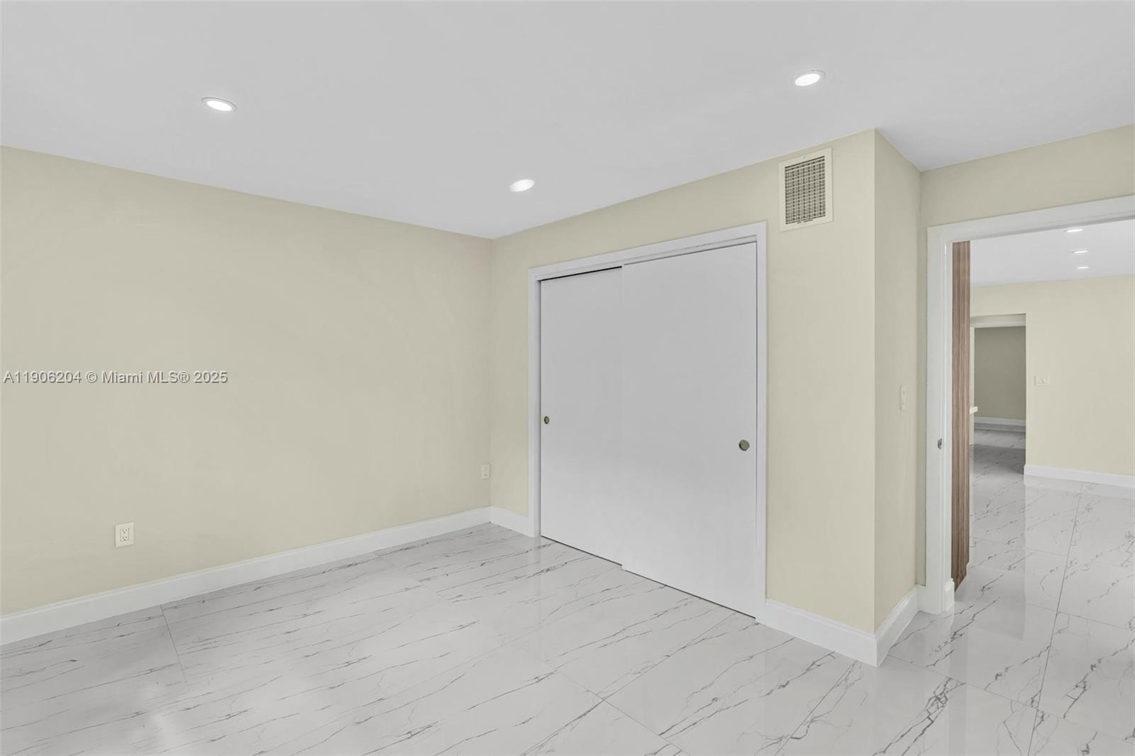 HOLLYWOOD HOMESITES HIGH - Residential Lease