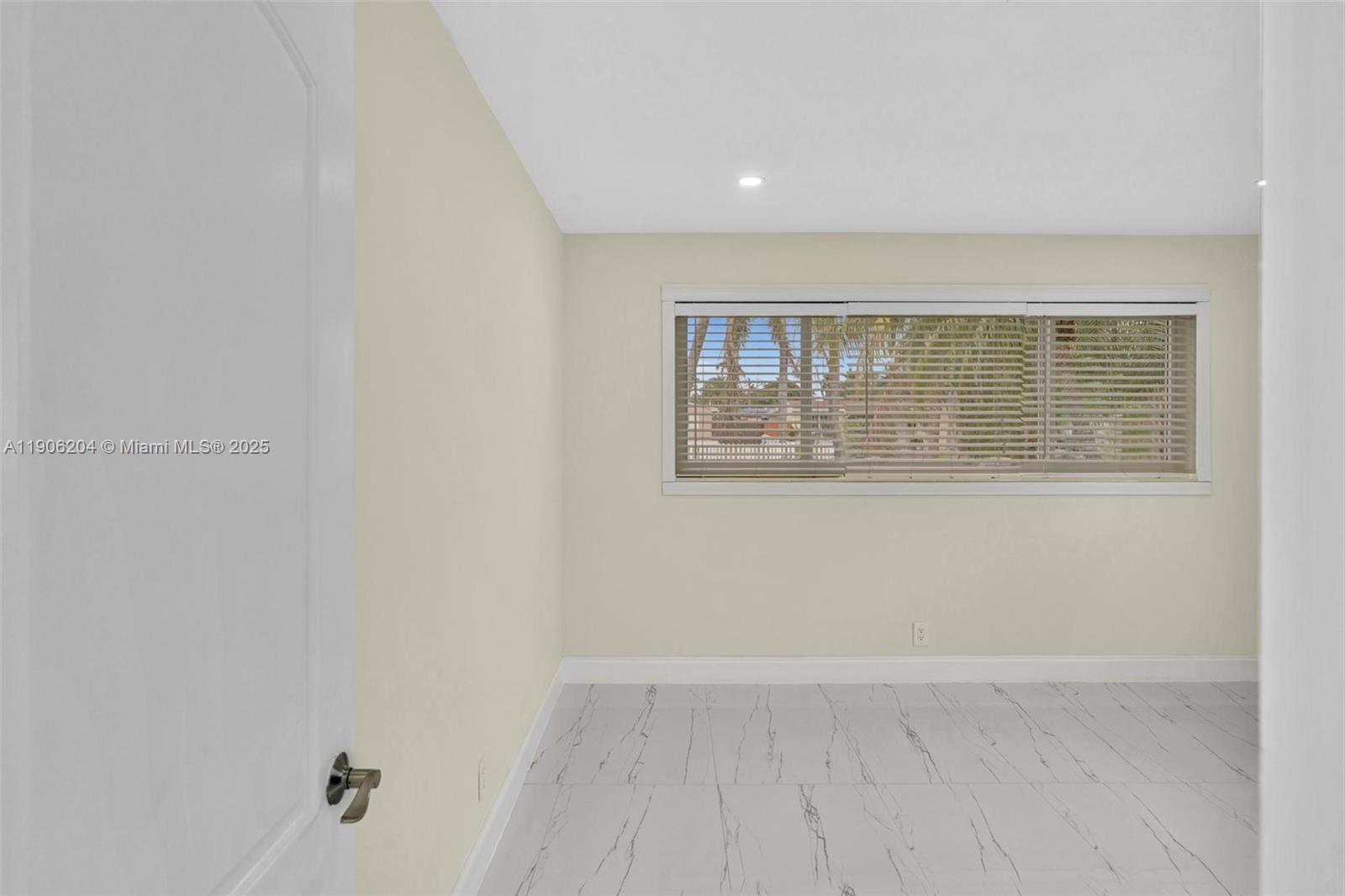 HOLLYWOOD HOMESITES HIGH - Residential Lease