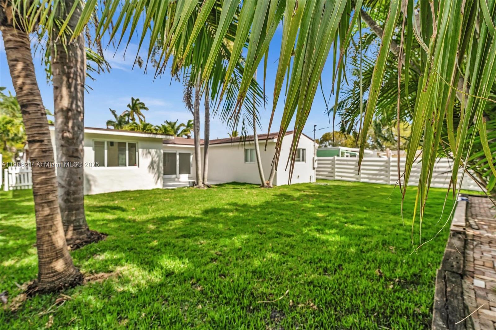 HOLLYWOOD HOMESITES HIGH - Residential Lease