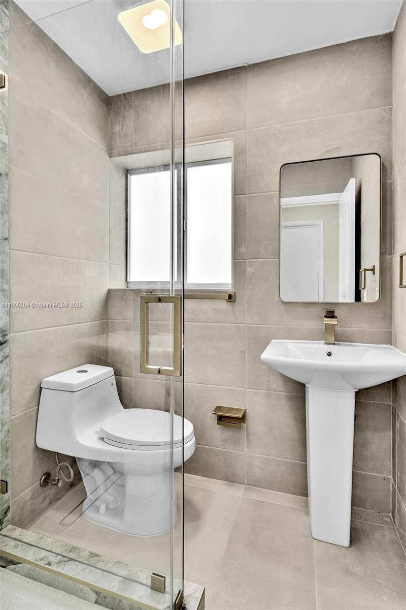 HOLLYWOOD HOMESITES HIGH - Residential Lease