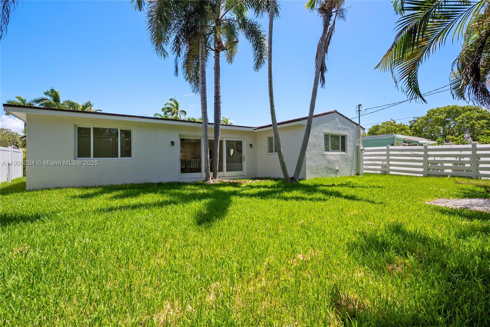 HOLLYWOOD HOMESITES HIGH - Residential Lease