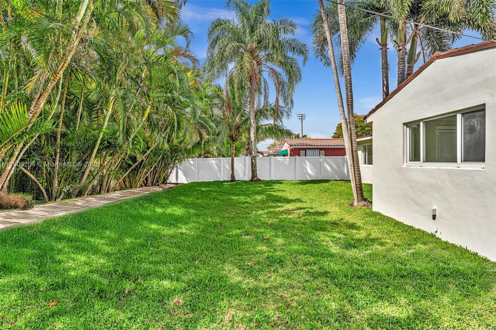 HOLLYWOOD HOMESITES HIGH - Residential Lease