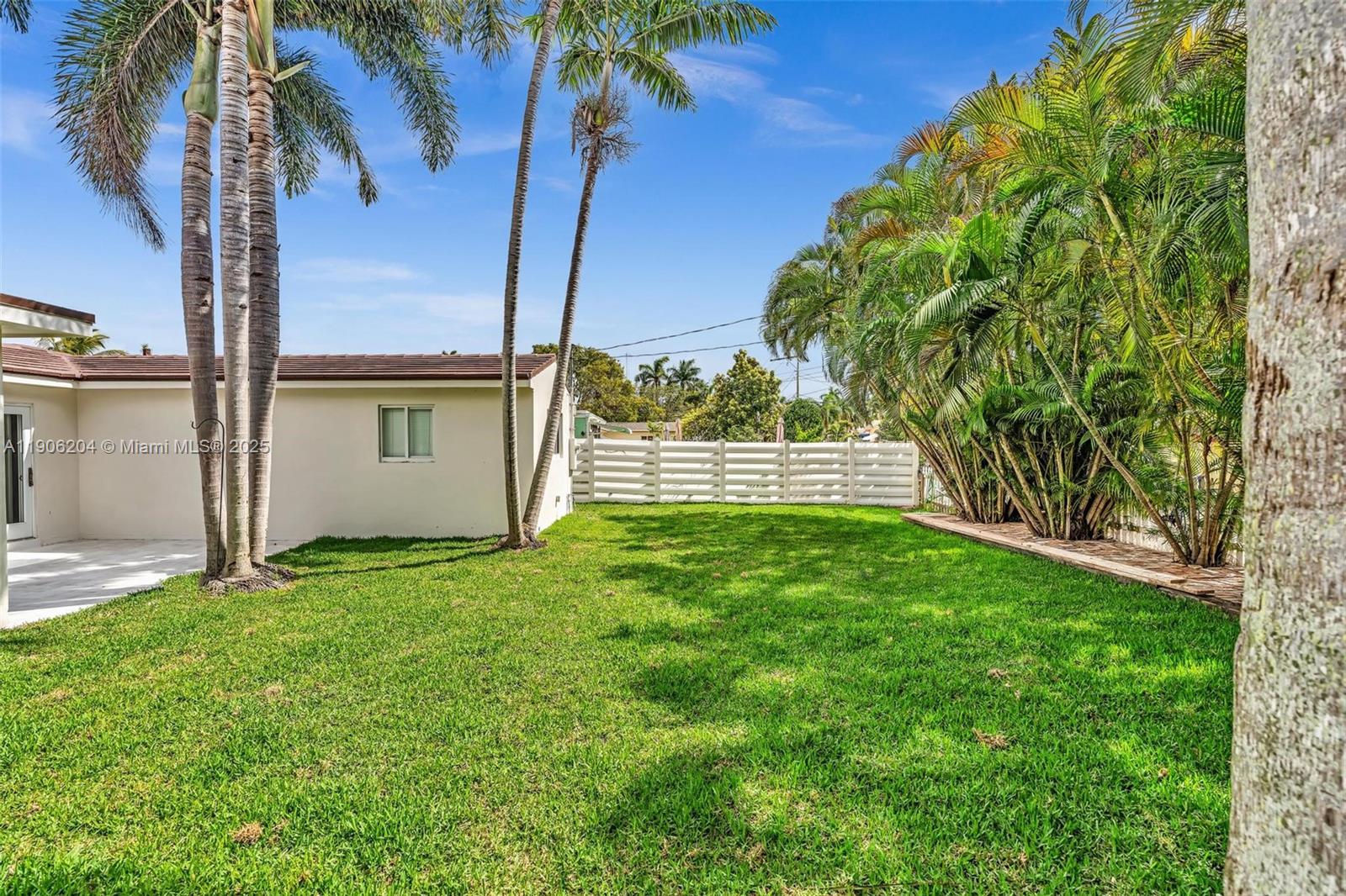 HOLLYWOOD HOMESITES HIGH - Residential Lease