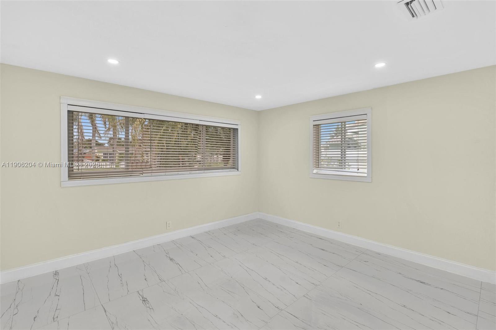 HOLLYWOOD HOMESITES HIGH - Residential Lease