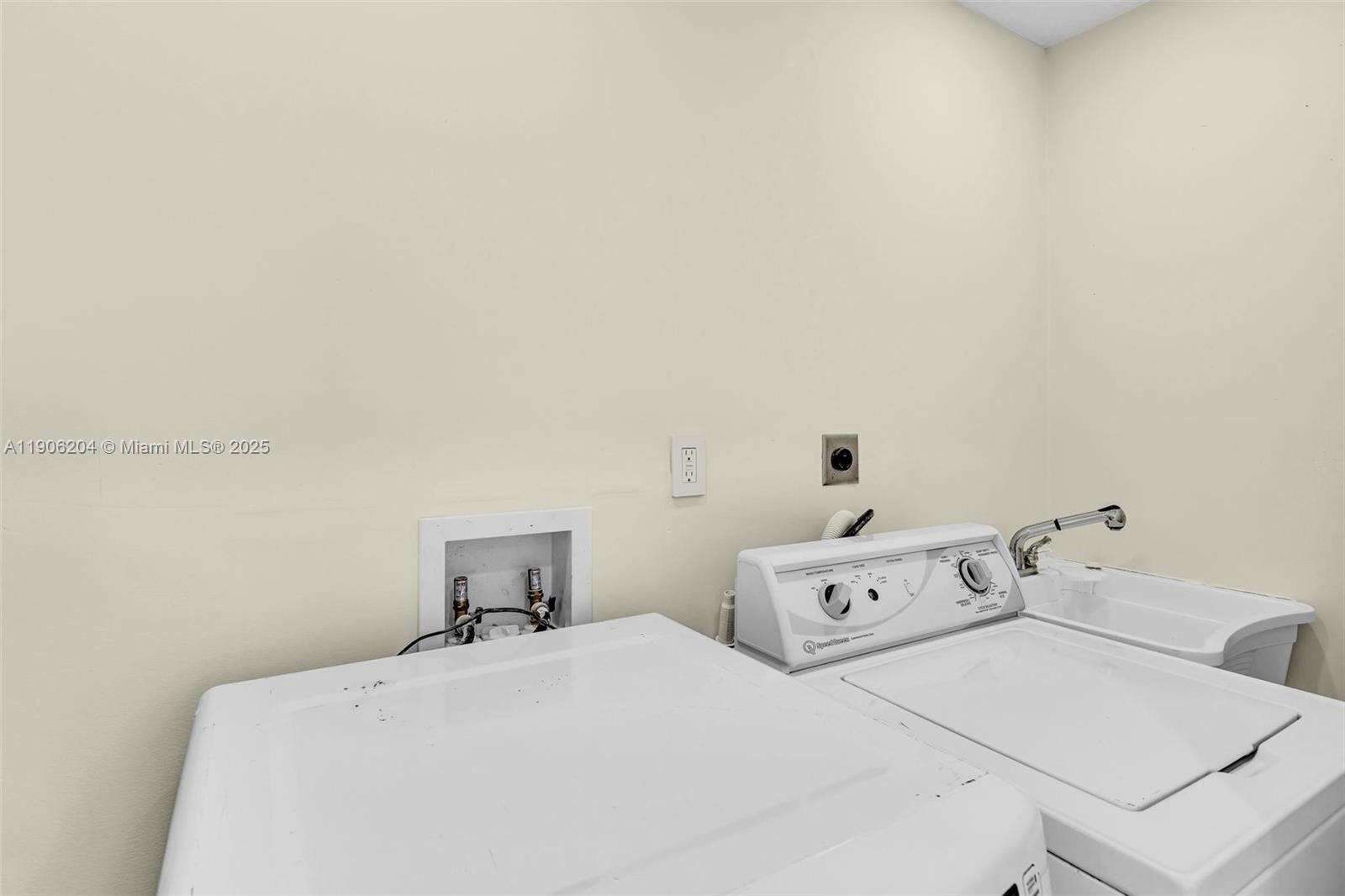 HOLLYWOOD HOMESITES HIGH - Residential Lease