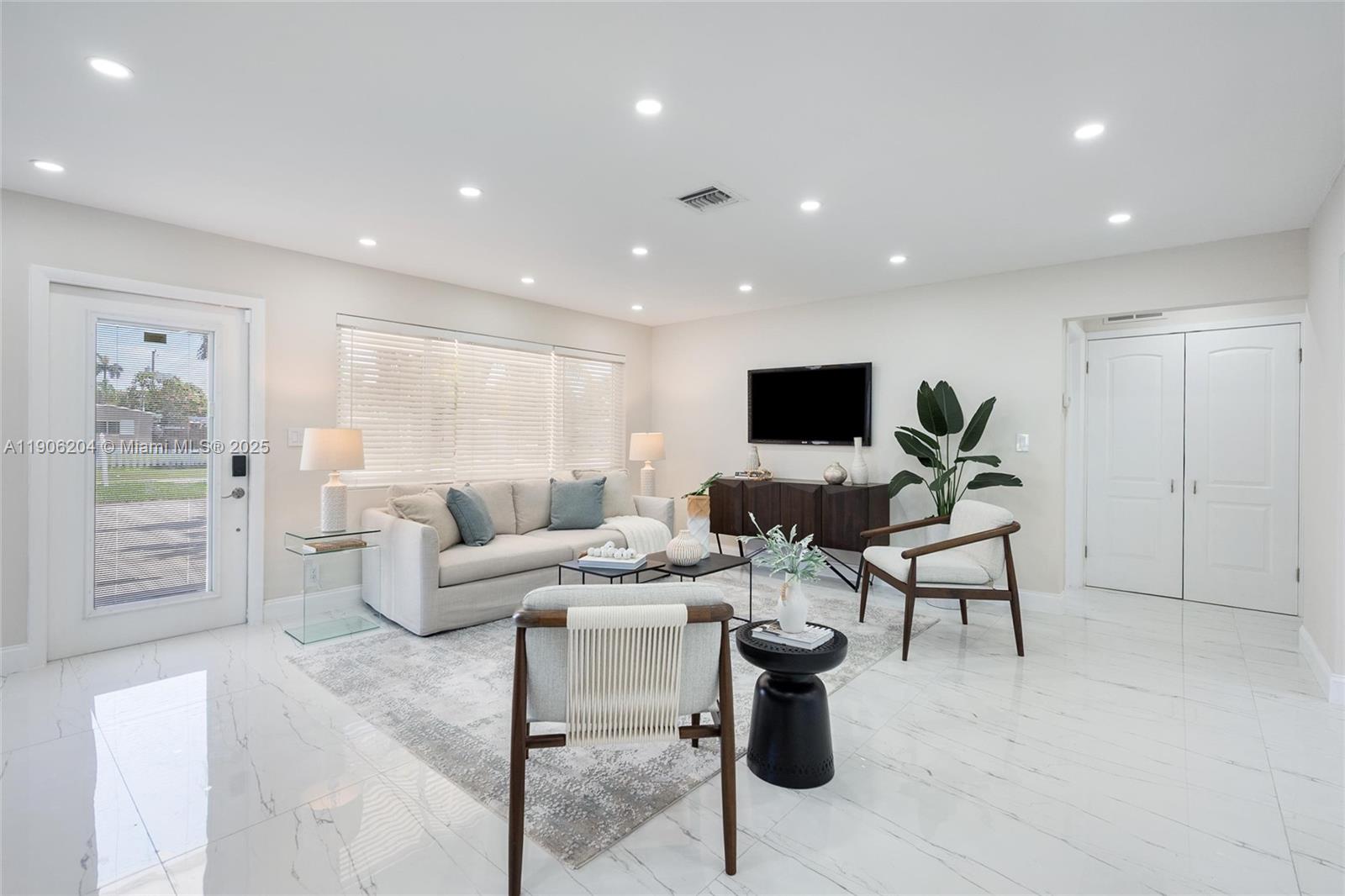 HOLLYWOOD HOMESITES HIGH - Residential Lease