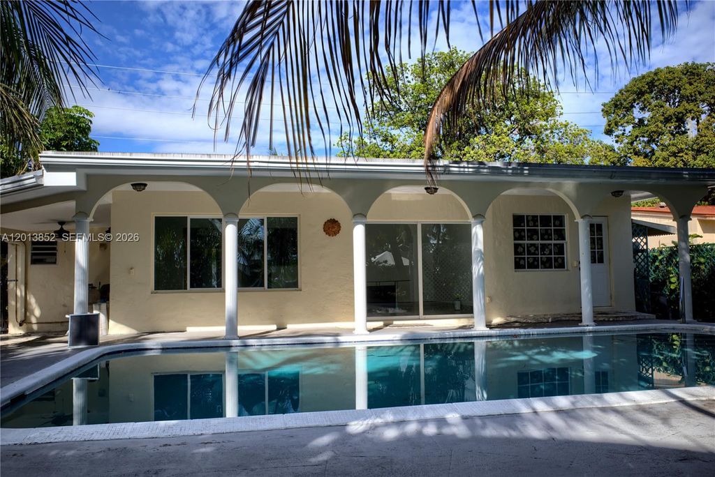 Photo of 301 SW 5th St, Hallandale Beach, FL 33009 (MLS # A12013852)
