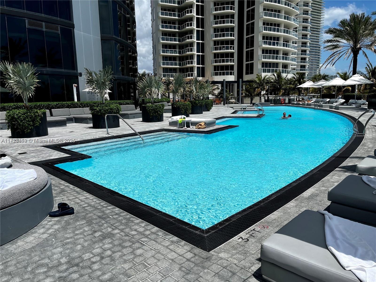 18555 COLLINS AVENUE COND - Residential
