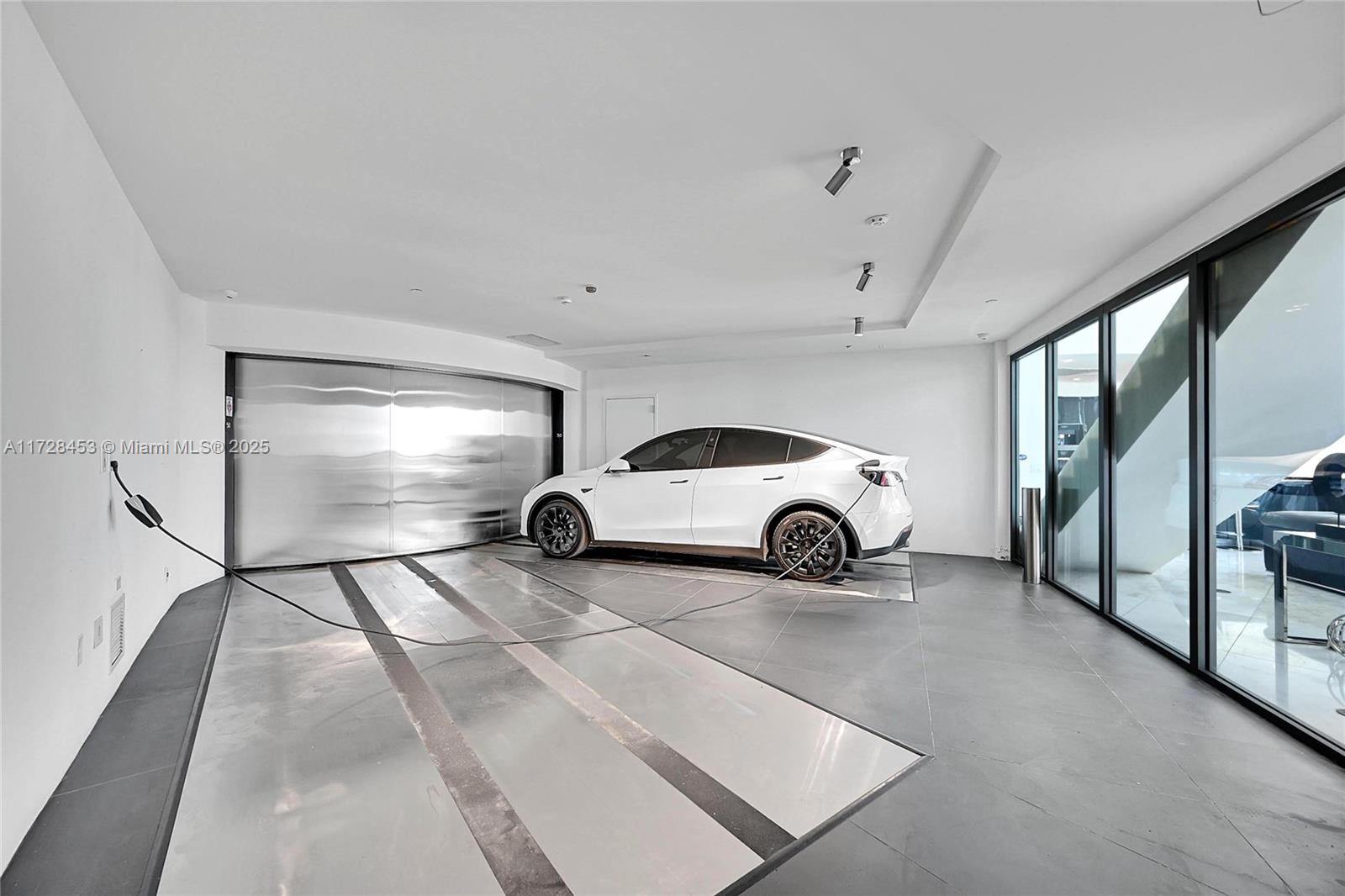 18555 COLLINS AVENUE COND - Residential
