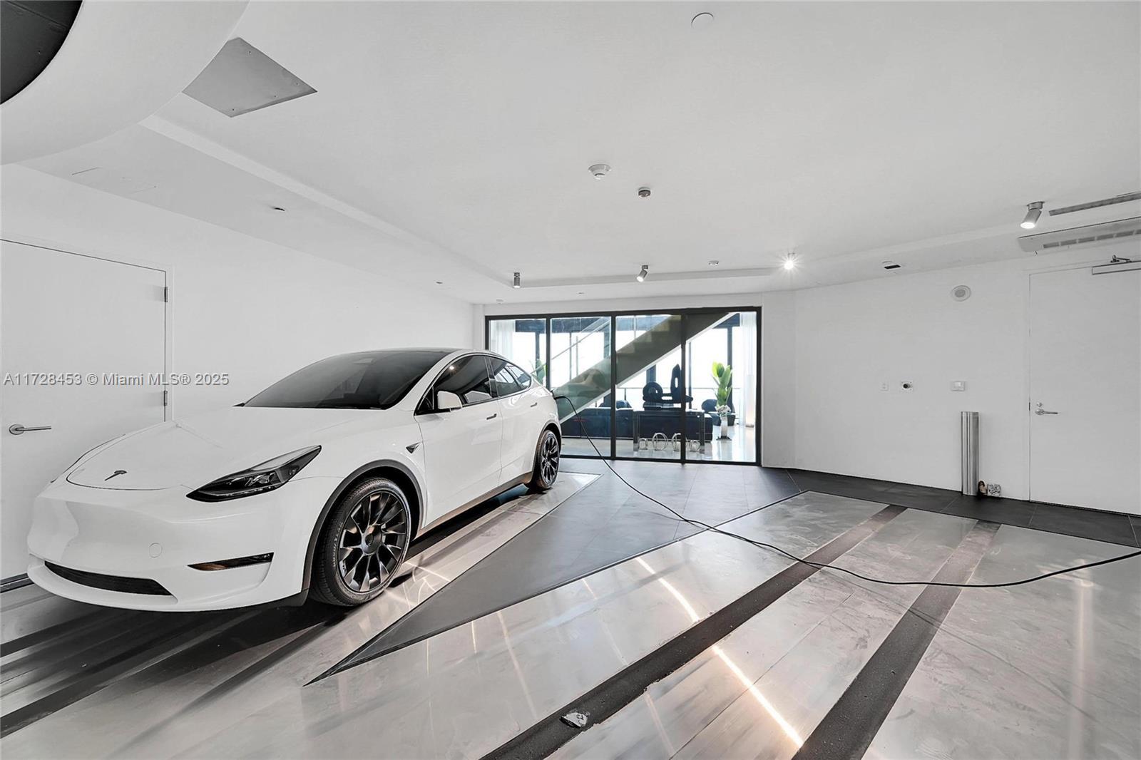 18555 COLLINS AVENUE COND - Residential