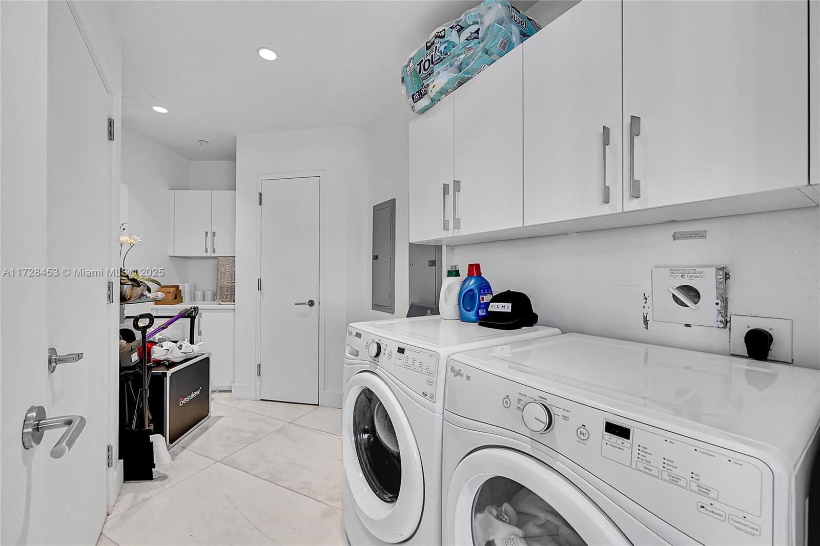 18555 COLLINS AVENUE COND - Residential
