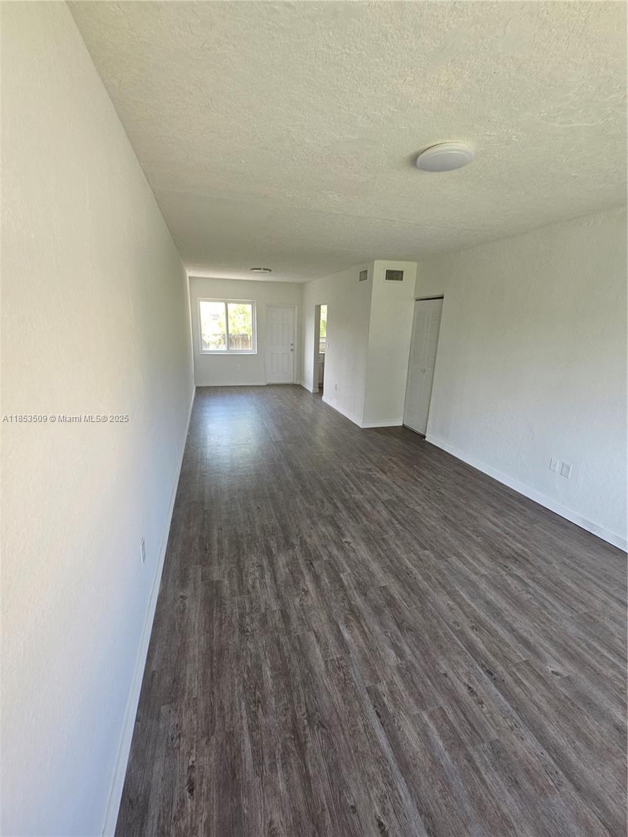 Amazing 4 bedrooms/ 3 bathrooms corner unit townhouse completely renovated with 2 separate kitchen.
Courtyard. This townhouse can host a large family. Centrally located. Close to I-95, the beach, supermarkets and shops.