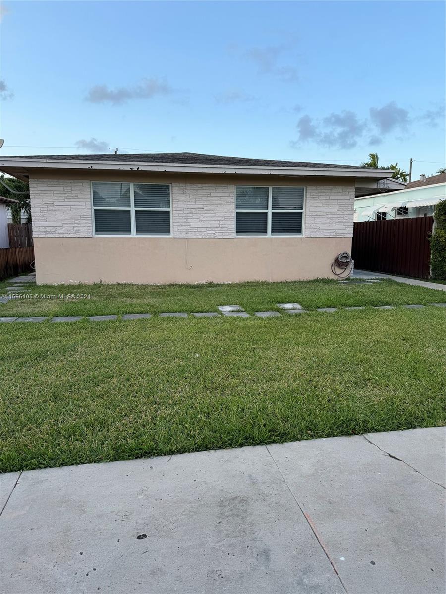 Great 2/1  located on east of US1 with fresh painted, new kitchen cabinet and newer appliances. minutes away to publix supermarket,  donwntown hollywood and the beach