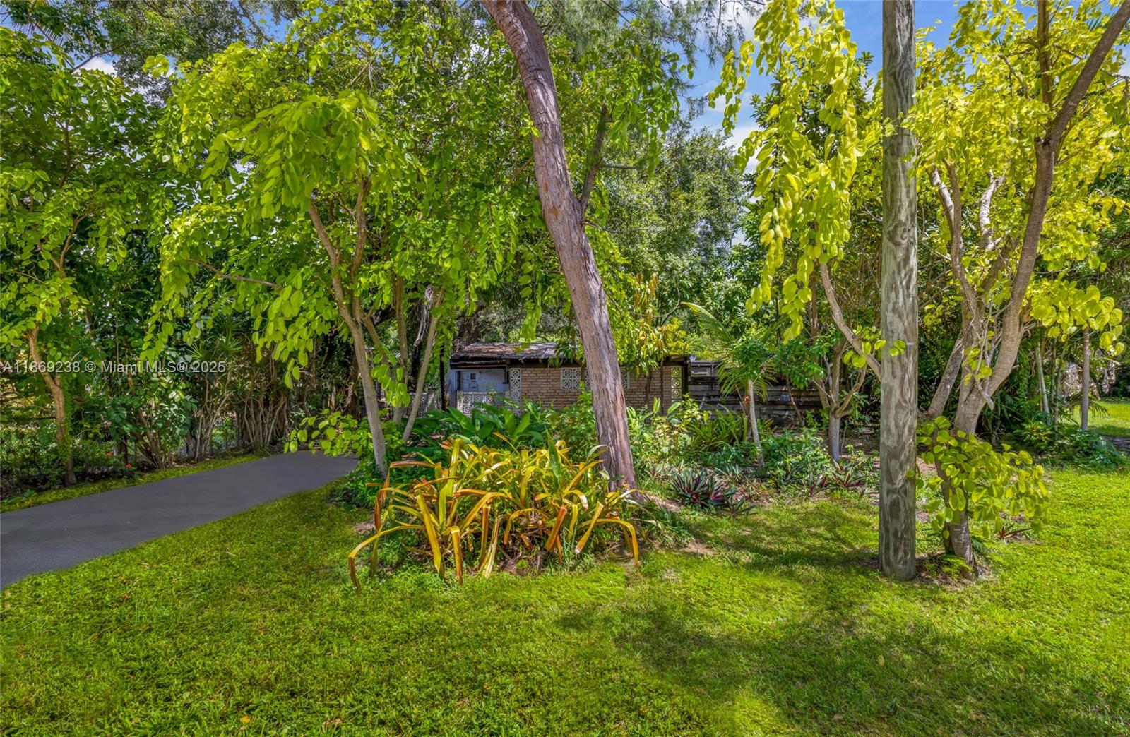 BISCAYNE HEIGHTS - Land