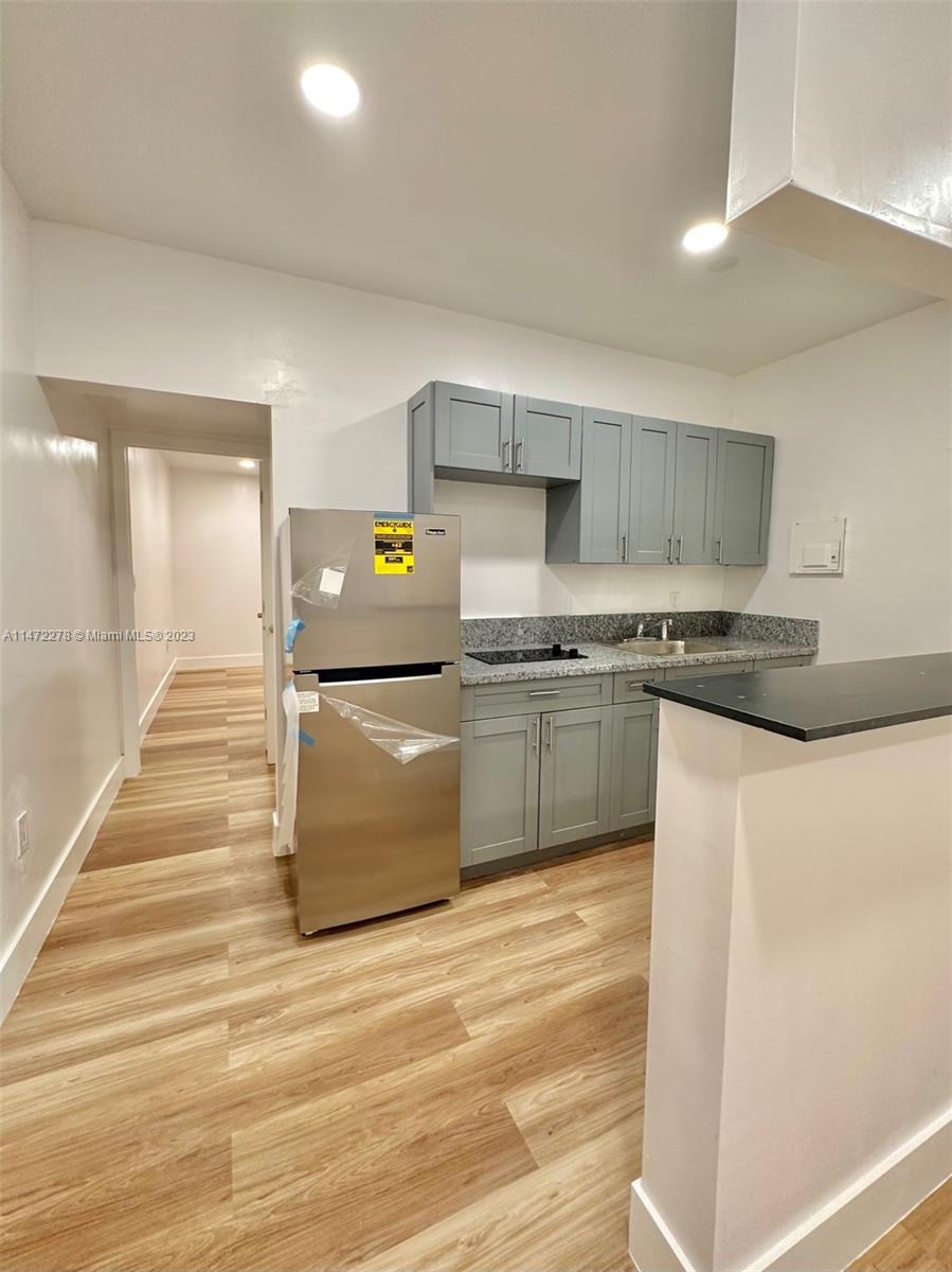 COMMERCIAL CENTER - Residential Lease