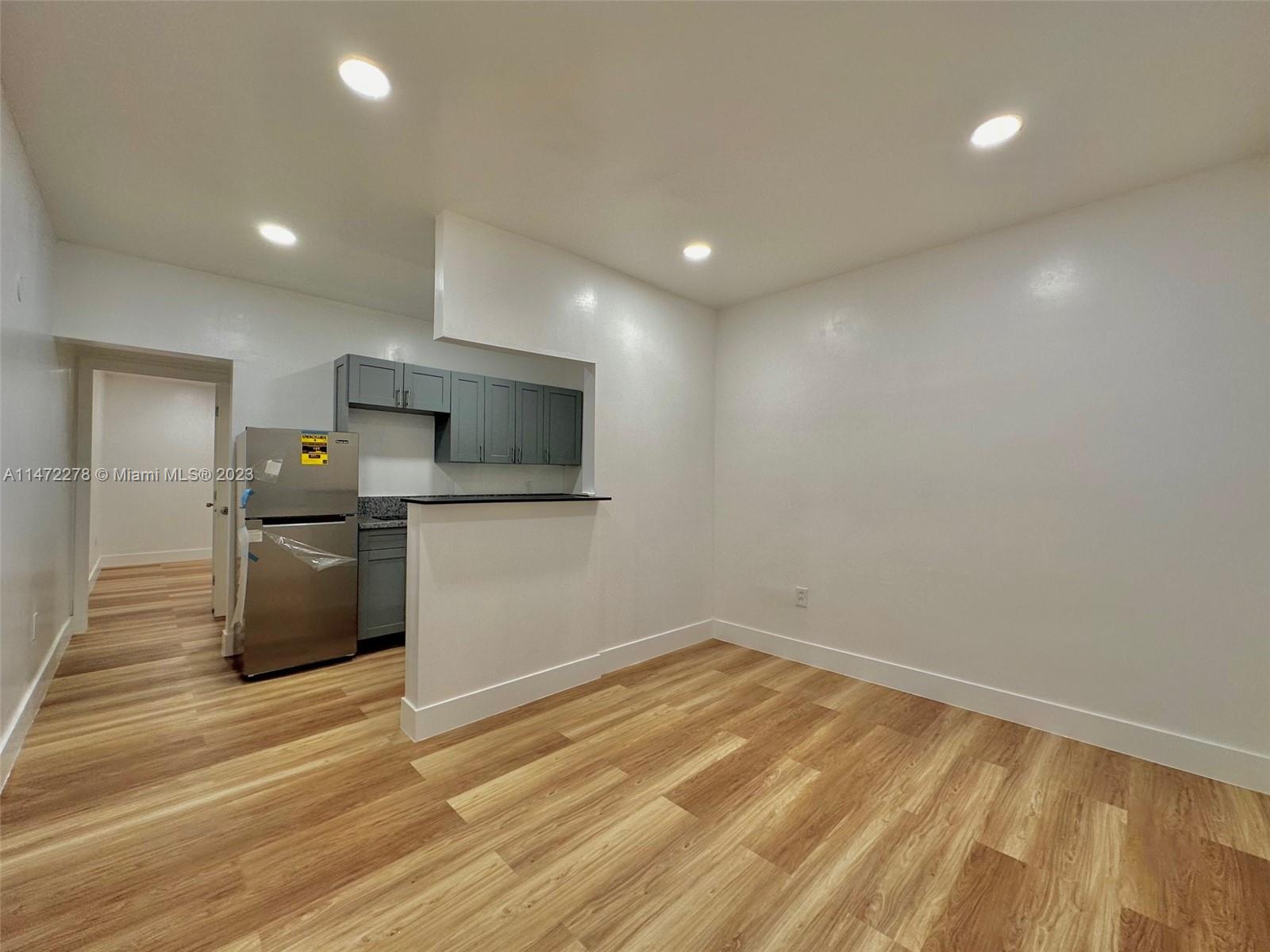 COMMERCIAL CENTER - Residential Lease