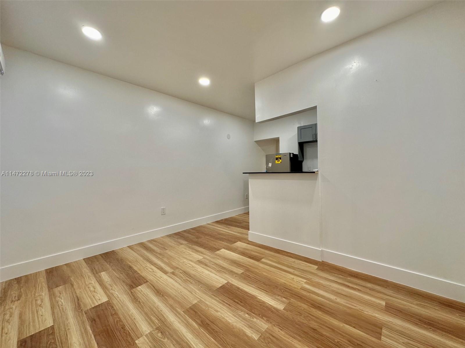 COMMERCIAL CENTER - Residential Lease