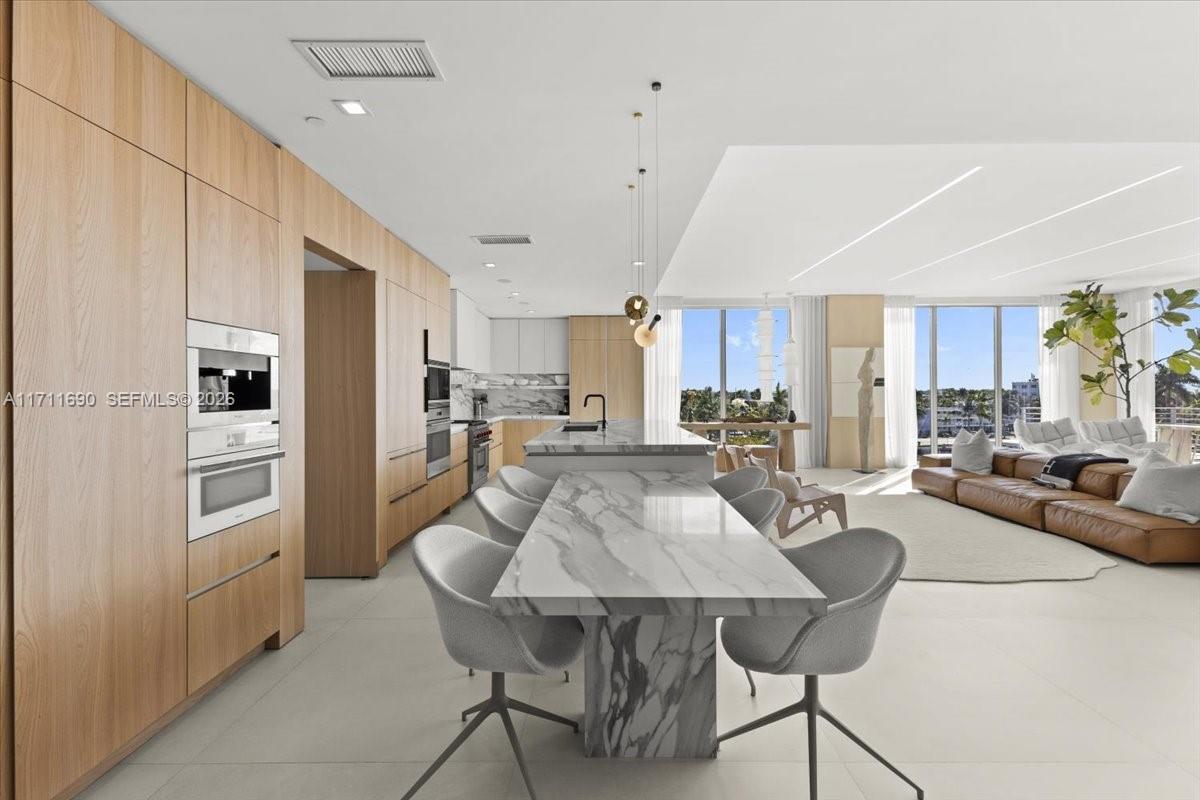 21 Isle Of Venice Dr PH1